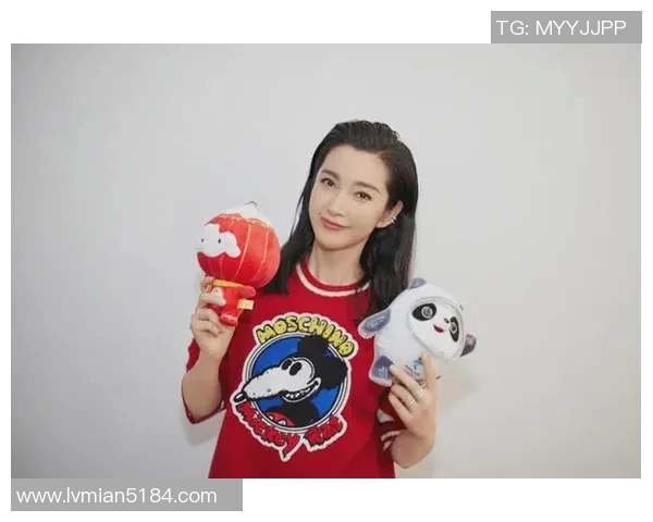 男足球明星与女明星亲密合影展现运动与时尚的完美结合